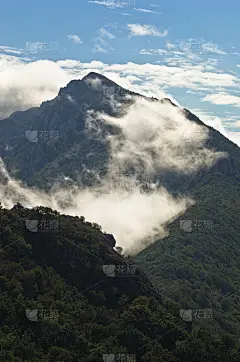 早晨，苏瓦平原的山峰上布满了云彩