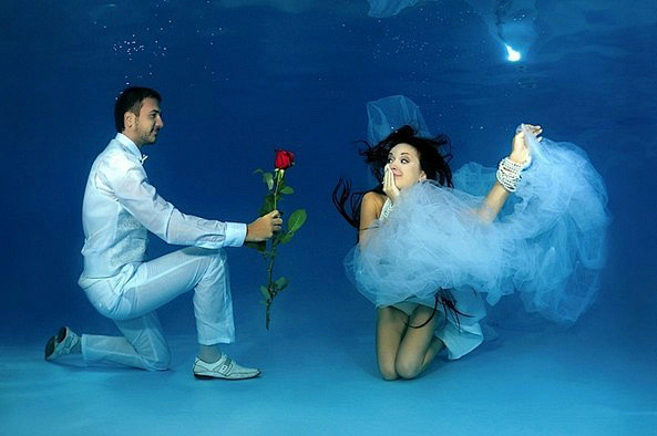25张唯美的水下婚纱照