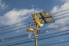 泰国沙摩普拉坎，2012.1年6月16日，在沙摩普拉坎拉差Thewa街道行政组织单位的太阳能电杆和腐