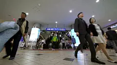 市中心，窗户，充满活力，透视，旅行，零售，景观，商业，上海，夜间，通勤者，消费主义，人，模糊，亚洲，繁忙，韩国，循环，购物，自动扶梯，地铁，缩放，建筑，上面，移动，运动，交通，状态