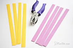 DIY正月十五元宵节装饰纸灯笼的做法图解 926 制作材料：
厚厚的彩纸、开孔钳、彩色棉线、剪刀、铆钉

制作步骤：
步骤1：将厚厚的彩纸裁剪成1.5cm宽、25cm长的纸条，两种颜色各4条