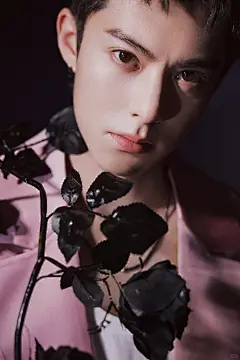 #尝试一个新look 王鹤棣_Dylan 今日品牌活动造型，粉色西服套装，夏日限定的粉红色回忆~ #王鹤棣粉西服#时尚大片 #男士写真 #男明星穿搭 #粉色西装 #王鹤棣 #王鹤棣壁纸 #王鹤棣同款 #王鹤棣帅 - 小红书