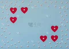 情人节蓝色底色配红色珍珠心。情人节贺卡。平的风格。