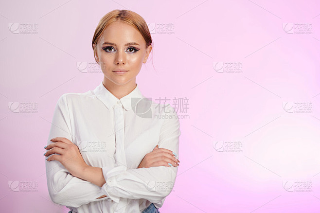 抱臂少女