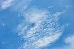 蓝天白云。下午美丽的天空和云彩。