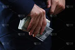 贪污，破产，保释，犯罪，贿赂，诈骗。手里拿着一捆现金。