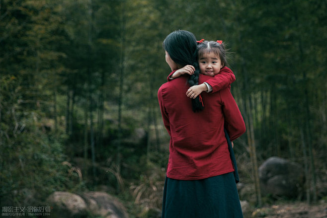 一对母女，一袭素衣，一片原野……