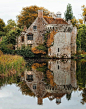 英国肯特郡的斯科特尼城堡（Scotney Castle）始建于中世纪。古堡位于湖上的一座小岛上，玫瑰和杜鹃花在湖边悄然绽放，藤蔓环绕，如童话一般。 ​​​