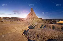 围绕一颗红色恒星运行的沙漠表面的外星行星。