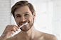 头像微笑的年轻人刷牙，口腔卫生