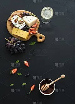 奶酪开胃菜选择或呜呜小吃套装。各种各样的奶酪