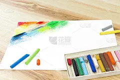 油彩粉笔艺术挑选艺术绘画在纸书和设置盒彩色蜡笔在木桌背景与复制空间文本。