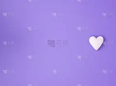 创意爱的想法与小白色的心在紫色的背景与复制空间。最小平。