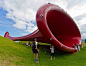 艺术家安尼施·卡普尔（Anish Kapoor）设计的红色大喇叭休闲景观雕塑，以碳钢管制成的喇叭雕塑;西端25×8米，东端8×25米，长度85米（见下图）。