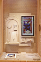 施华洛世奇全新概念店Swarovski Crystal Studio已于上海兴业太古汇璀璨开幕。从产品陈列到店铺设计，无一不以设计美学体现出全新首饰零售空间。Crystal Bar，开放沉浸式体验，更配有多种灯光效果的试戴镜，只为展示独特光彩！即刻进店，探索全新七夕情人节#兰心锁爱#系列，期待与你相遇。 ​​​​