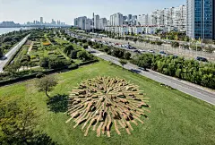 A System of Root-Like Benches Spreads Organically Through a South Korean Public Park : Root Bench is a multi-height bench system installed in Hangang Park in Seoul, South Korea. The design is a winning proposal by Yong Ju Lee, which creates a circular pro