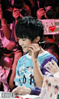 【20140828深圳年代秀录制】#TFBOYS# #易烊千玺# 高清1P 在今晚死之前让我再看一眼谦谦君子。拍摄：@左手ROY右手KARRY 修图：@吉吉jota【本站图片禁二改、涂抹logo、商用，转载请注明出处】