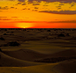 太阳落山，沙漠陷入了寂静