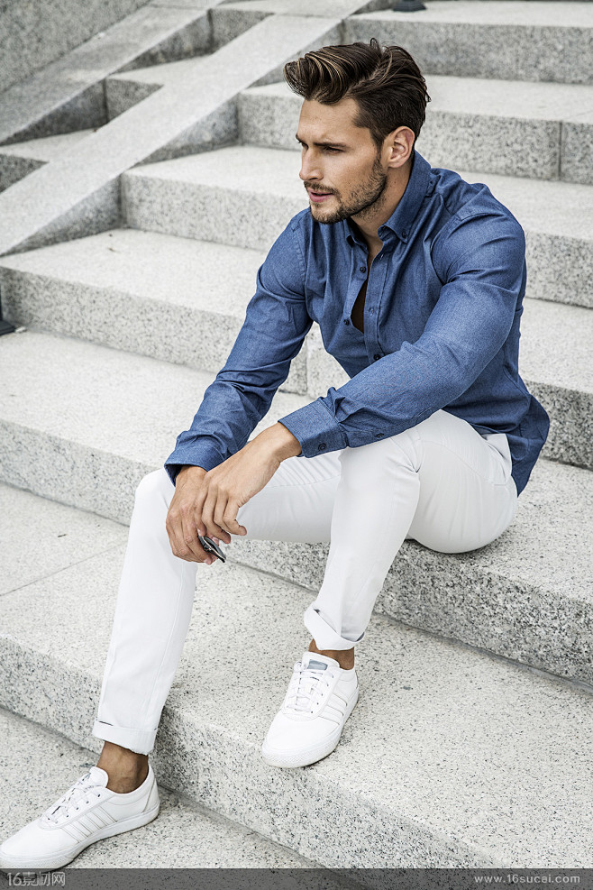 03-26 17:48:32坐着的外国帅哥高清图片坐姿本意-青岚同采自file03