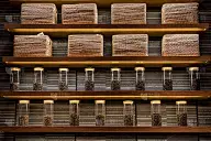 咖啡种子的盒子和柳条篮子陈列在咖啡店