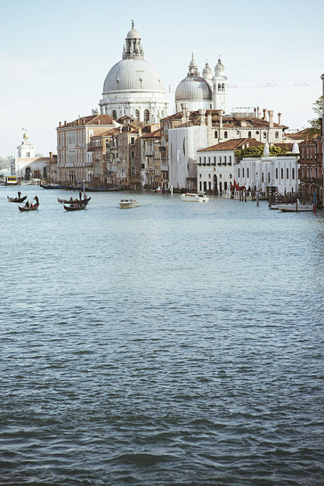 威尼斯大运河，安康圣母教堂，这是威尼斯巴...