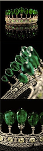 CHAUMET这款珍贵绿宝石打造的闪耀皇冠是由珠宝珍藏量享誉全球的德国杜内斯马克伯爵，约于1900年为其第二任妻子卡特莉娜特别订制。此皇冠上方���有11枚罕见不凡的梨形哥伦比亚绿宝石，共重逾500克拉，份量惊人，曾属于拿破仑三世的妻子欧金妮皇后的私人珍藏，更曾镶嵌在印度国王的项链上，它所蕴含的巨大价值与精致奢华不言而喻。【在日内瓦瑰丽贵族珠宝拍卖中，这顶皇冠的拍卖价格以839万欧元问鼎最新的世界纪录。】