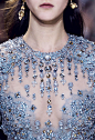 Elie Saab Haute Couture SS 2017 Detail┃通过这些手工刺绣于薄纱之上的珠片宝石，把服装本身变成一件精美绝伦的艺术品～ ​​​​