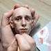 战斗民族也有心思细腻、心灵手巧的一面嘛~俄罗斯艺术家Michael Zajkov制作的软陶娃娃，实在太逼真了！！甚至真实得让人毛骨悚然！！好担心下一秒娃娃会眨眼