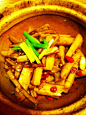 干锅藕是湖南菜的做法，藕需要买脆的，太面的不合适。一定要放些红辣椒炒，香香脆脆的，极为下饭。