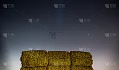 长时间曝光的夜景，孤立的方形干草堆在农村农田-以色列