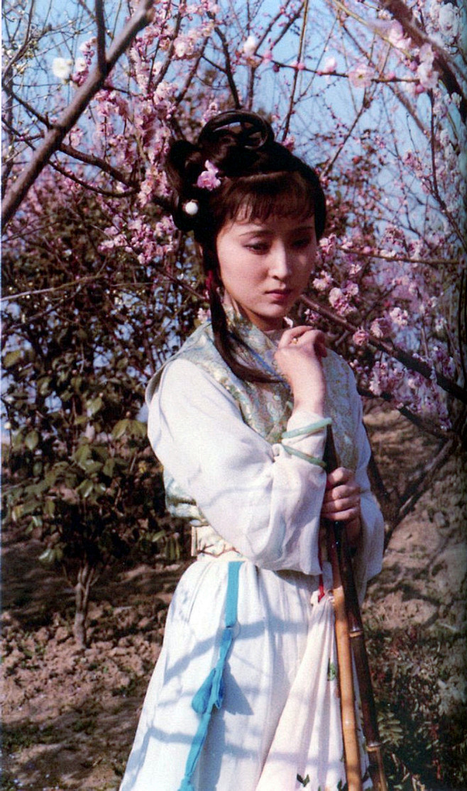 花谢花飞飞满天，红消香断有谁怜? 游丝软系飘春榭，落絮轻沾扑绣帘。 闺中女儿惜春暮，愁绪满怀无释处; 手把花锄出绣帘，忍踏落花来复去? 柳丝榆 ...