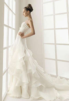 LuckyYAN采集到婚纱礼服、新娘造型、婚鞋与捧花