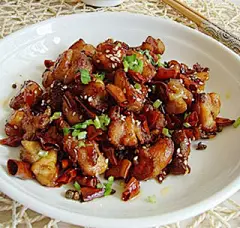 麻辣兔肉的做法：

麻辣兔肉的做法图文步骤

1、原料：兔腿

调味：干辣椒、生抽、白糖、鸡粉、麻椒、香菜、大葱、白芝麻、盐

2、兔腿去骨切丁，干辣椒切段去籽、香菜切末备用。