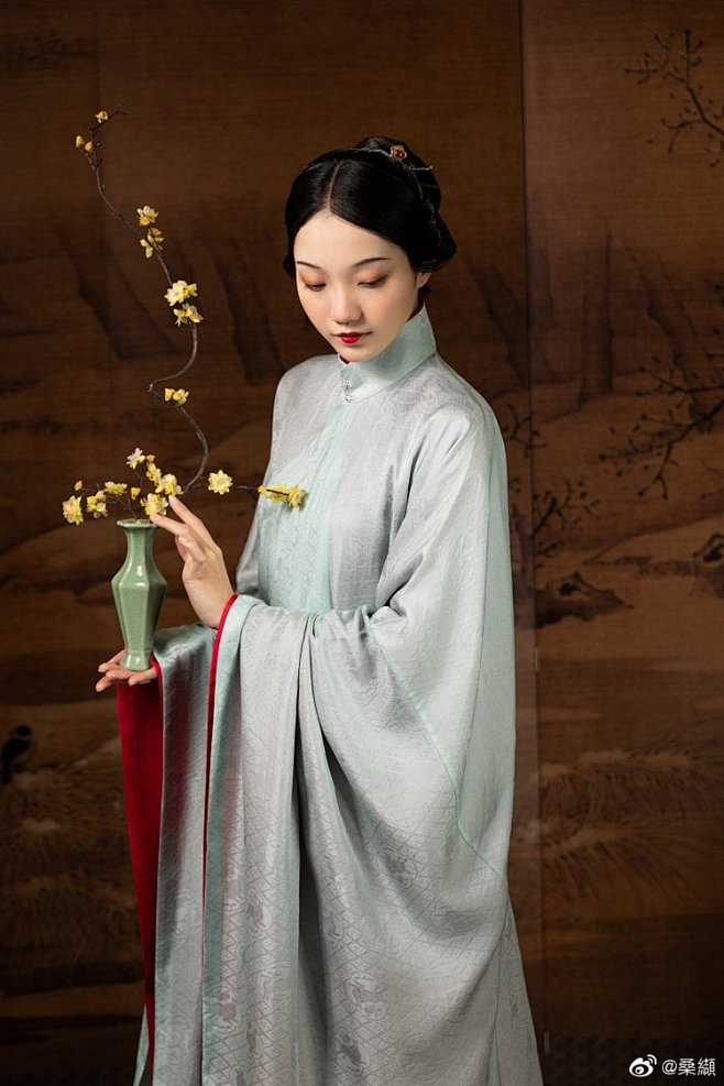 #桑缬# 春归燕-晚明风格兔衔灵芝纹暗花绮竖领衫 红树半开桃脸嫩，绿波深映柳丝长。