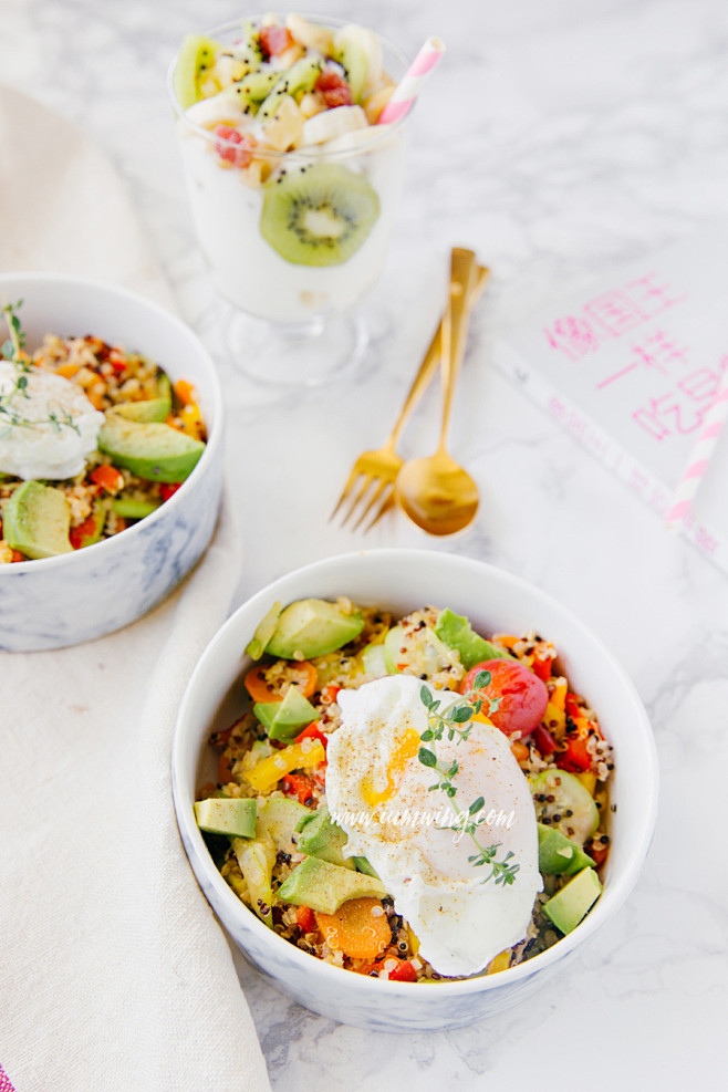 藜麦炒蔬菜牛油果水波蛋忙会飞