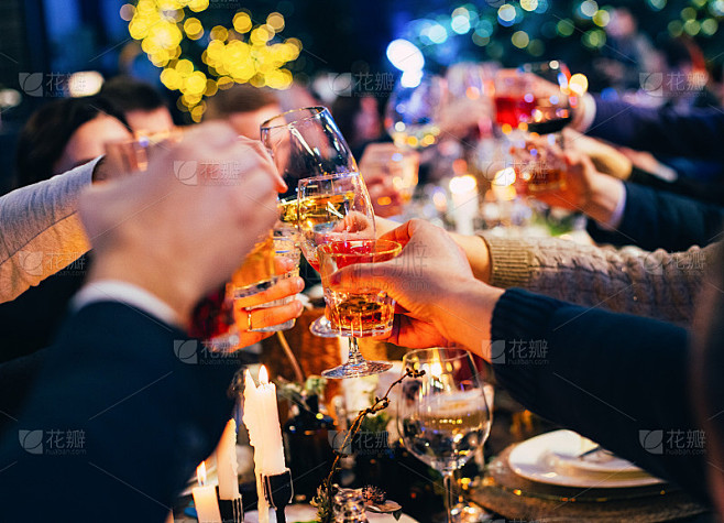 众人举杯欢庆圣诞素材-花瓣网