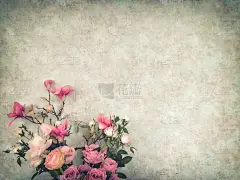 复古的老墙背景与纹理装饰粉花和玫瑰在古董花瓶与复制空间文本装饰