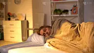 年轻女子睡在家里舒适的床上，睡眠质量好，宁静