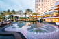 芭提雅悬崖酒店景观改造 Royal Cliff / TK Studio + Landscape Collaboration :   TK Studio + Landscape Collaboration： 皇家悬崖酒店集团度假村位于芭堤雅海岸64英亩的土地上，是首批拥有四家五星级酒店的度假村之一，被认为是芭堤雅酒店的地标。曾经是奢华和专属的同义词，但是随着时间的推移，随着度假村的设施和布局变得...