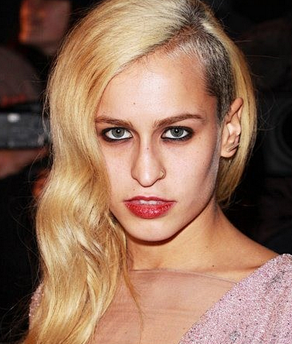 女星挑战铲青头半边秃撑起强大范儿