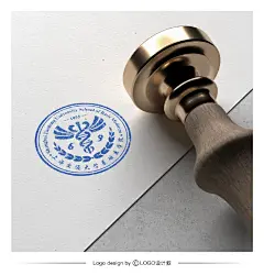饭圈美工设计超话#LOGO设计叔# 上海交通大学医学院的新院徽，既继承了原上海第二医科大学的文化底蕴，又添加了上海交通大学的工科特色，形象鲜明、寓意丰富。院徽的中心造型为国际公认的医疗卫生行业的永久标志与象征——蛇杖。蛇杖上部展开的翅膀，孕育白衣天使的美好寓意，更象征着医学事业的腾 ​​​​...展开全文c