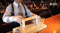 【两分钟把冰块切成钻石】日本著名调酒师上野秀嗣：用2分钟时间将整块方冰，切成了钻石形状！YouTube精彩视频的秒拍视频http://t.cn/ROF4mgF