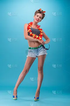 美丽的情感女孩与漂亮的微笑在海报风格的姿势