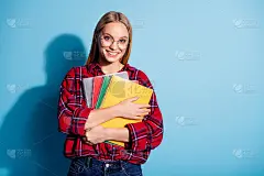 她的肖像她漂亮迷人可爱迷人迷人的愉快的十几岁的女孩穿着格子衬衫拿在手上的副本孤立在蓝绿色明亮生动的光