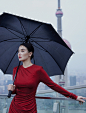 组图：双面娇娃！宋佳完美hold住红黑美裙 雨中漫步身姿曼妙 : 宋佳的一组写真曝光。她身穿红色紧身裙撑伞在蒙蒙细雨中漫步，红唇似火娇艳欲滴，身材窈窕曲线曼妙