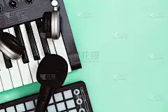 音乐键盘合成器乐器蓝色复制空间音乐海报的概念