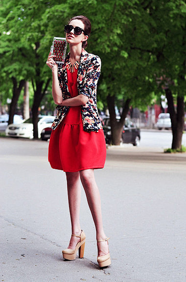 红色连衣裙，下摆的设计非常个性，很欧美大...