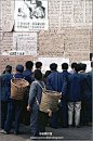 伊芙·阿诺德—中国曾经的素颜06：1979年，街头看大字报的人群。墙上贴着政治，肩上挑着生活。