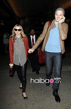 【Chloe Moretz】甜美萝莉私服穿搭很青春，帅哥哥们也抢镜！科洛·莫瑞兹(Chloe Moretz)2012年明星街拍合辑_海报时尚网