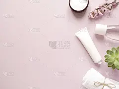 护理产品乳液，霜，植物，毛巾。浴室配件粉红色背景，俯视图，copyspace。居家美体护理概念，有机